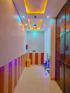Imagen de la galería de Shri Radhe Radhe Guest House In-front of Ram Janam Bhumi Main Gate Opposite 200 Meter Fully AC All Rooms, en Ayodhya