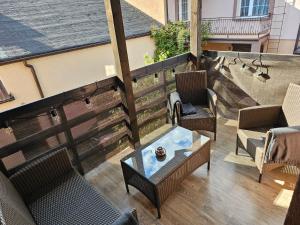 a patio with chairs and a table on a balcony at Na Rynku in Ślesin