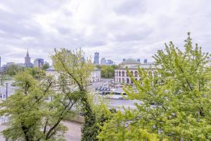 widok na miasto z budynkami i drzewami w obiekcie Senatorska Old Town by Sofija w Warszawie