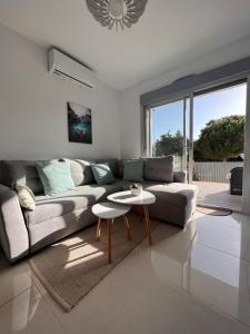 a living room with a couch and a table at Bungalow en Punta Prima 2 dormitorios y piscina in Torrevieja +16 photos