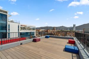 una gran terraza con sillas rojas y azules en un edificio en FH - Minimalist studio in Chico - Bogota, en Bogotá