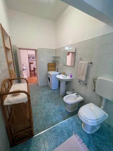 阿尔盖罗Flowered House with garden的带马桶和水槽的浴室 更多37张照片