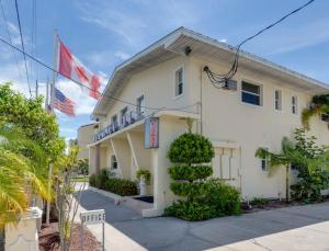 ein Gebäude mit zwei Flaggen davor in der Unterkunft Flamingo Inn in Fort Myers Beach