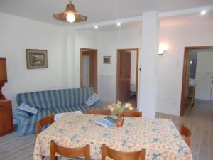 sala de estar con mesa y sofá en Sehr geräumige Wohnung umgeben von Natur, en Molina di Ledro