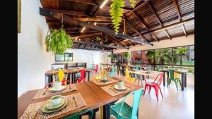 uma sala de jantar com mesas e cadeiras coloridas em Rizzu Marina Hotel em Balneário Camboriú