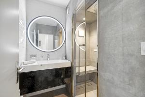 bagno con lavandino e specchio di Le Hammam a Nizza