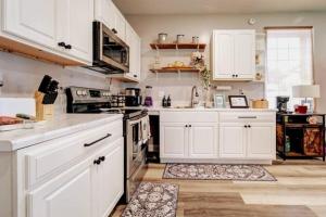 布里斯托的住宿－The Little Villa - 2Bed 1Bath Private Suite，厨房配有白色橱柜和炉灶烤箱。