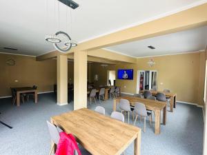 凱褚拉達的住宿－GRAND Caciulata，一间会议室,配有木桌和椅子