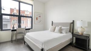 Łóżko lub łóżka w pokoju w obiekcie Landing at Logan Apartments - Studio in Logan Square