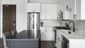 Una cocina o cocineta en Landing at Logan Apartments - Studio in Logan Square