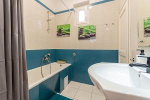 y baño con bañera y lavamanos. en K52 Apartment Budapest en Budapest