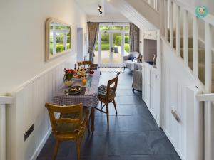 - une salle à manger avec une table et des chaises dans l'établissement Keep Cottage - East Devon, à Southleigh