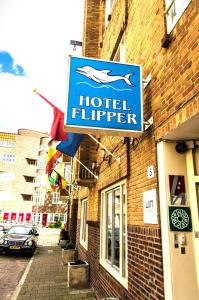um cartaz de hotel na lateral de um edifício em Hotel Flipper Amsterdam em Amesterdão