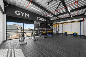 un gimnasio con vistas a la ciudad en FH - Iluminating studio in Chico - Bogota, en Bogotá