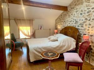 מיטה או מיטות בחדר ב-Vercors en Vert , chambres d'hôtes de charme
