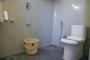 uma casa de banho com um WC e um chuveiro em Dhivya Residency em Tiruvannamalai