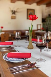 克拉尼的住宿－Pr' Končovc，一张桌子,上面有红餐巾和一杯葡萄酒