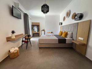 1 dormitorio con 1 cama, escritorio y TV en Cactus en Skíathos
