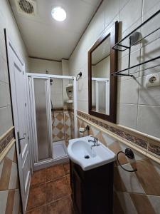 y baño con lavabo y ducha. en Pedregalejo Beach House, en Málaga