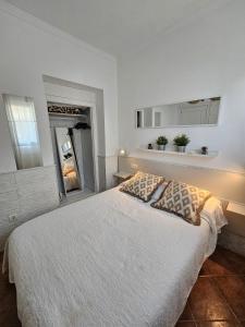 1 dormitorio con 1 cama con 2 almohadas en Pedregalejo Beach House, en Málaga
