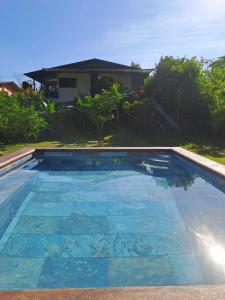 a swimming pool in a yard with a house at Casa para vacacionar Family in Chachagua
