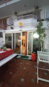 - un salon avec un canapé et une table dans l'établissement Casa en La Paz, à Puerto de la Cruz