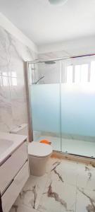 La salle de bains est pourvue de toilettes et d'une douche en verre. dans l'établissement Casa en La Paz, à Puerto de la Cruz
