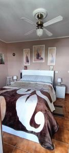- une chambre avec un grand lit et un plafond dans l'établissement Casa en La Paz, à Puerto de la Cruz