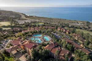 una vista aérea de un complejo con piscina en Marriott's Newport Coast Villas, en Newport Beach