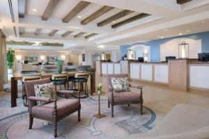 a large lobby with a bar with chairs and a kitchen at Marriott's Newport Coast Villas in Newport Beach