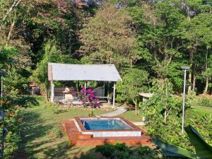 un jardín con piscina y un pabellón en Casa para vacacionar Family, en Chachagua
