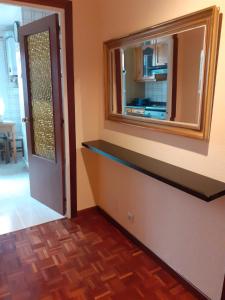 Habitación vacía con espejo y puerta en Apartamento zona de los osos, en Santander