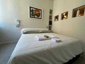 ein Schlafzimmer mit einem Bett mit Handtüchern darauf in der Unterkunft CARPE DIEM Ponte Milvio Olimpico Farnesina in Rom