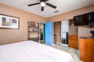 a bedroom with a bed and a flat screen tv at LEMONADE SOL in Tempe