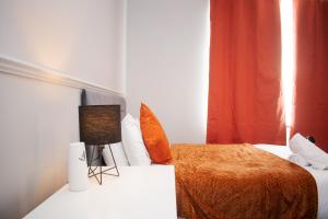 Un pat sau paturi într-o cameră la Stylish 1 Bedroom Flat Newcastle
