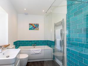 un bagno con vasca, WC e lavandino di 5 Bedroom Cottage - Somerset Pass the Keys a Shapwick Altre 68 foto