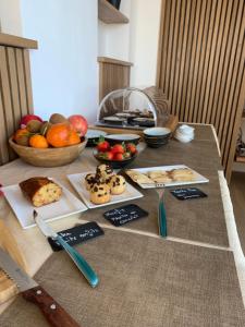 uma mesa com bolachas e outros alimentos em VILLA MACAGNA em Corbara