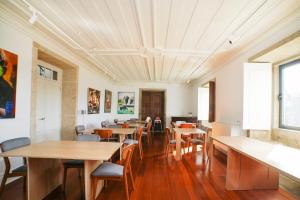 阿瑪里斯的住宿－Solar das Bouças，一间带桌椅的用餐室和窗户。