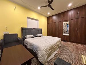 John's Homestay في سريناغار: غرفة نوم بسرير ومروحة سقف