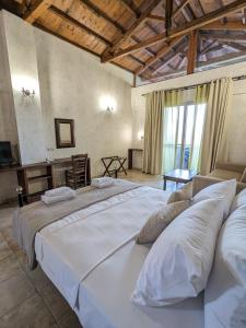 Ένα ή περισσότερα κρεβάτια σε δωμάτιο στο Meltemi Apartments +37 φωτογραφίες