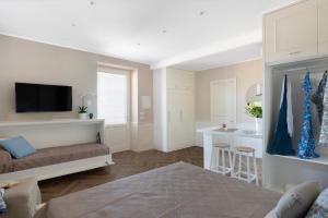 Una sala de estar con una cama y una cocina. en Cyrus&Janus flats - De Vivo Realty, en Piano di Sorrento