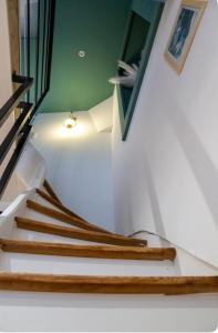 una escalera en una casa con una pared verde en Maison de village, en Chirac