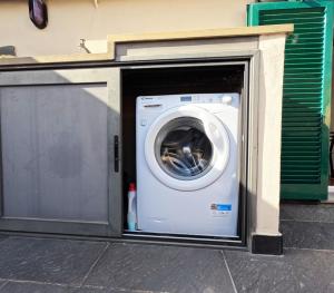 uma máquina de lavar e secar roupa debaixo de um balcão em Terrazzaconvista - sui tetti della città vecchia em Gênova