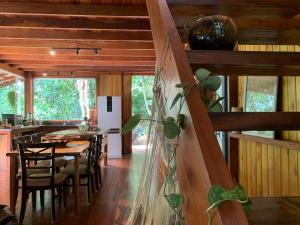 Un comedor con una mesa y algunas sillas. en Glamping Casa D'Arvore Camburizinho, en São Sebastião