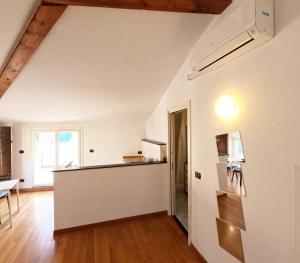um quarto vazio com uma cozinha e uma sala de estar em Terrazzaconvista - sui tetti della città vecchia em Gênova