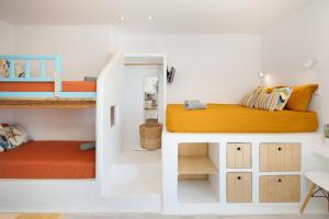 Zimmer mit 2 Etagenbetten und einem Schreibtisch in der Unterkunft Bella Vista Mare in Moutsoúna