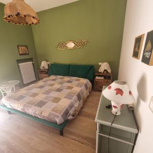 una camera da letto con un letto e un tavolo con un maiale sopra di DOC'S HOUSE a Silvi Marina
