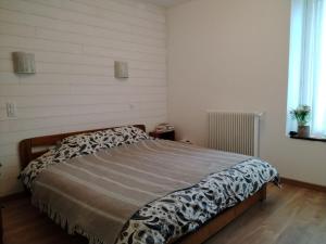 ein Schlafzimmer mit einem Bett in einem Zimmer in der Unterkunft Le Clos du Marronnier in Cully