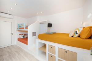 una camera da letto con un grande letto con lenzuola arancioni di Bella Vista Mare a Moutsoúna