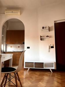 una cucina con tavolo e sedia in una stanza di Casa Vigevanese CIR 018177-LNI-00019 a Vigevano